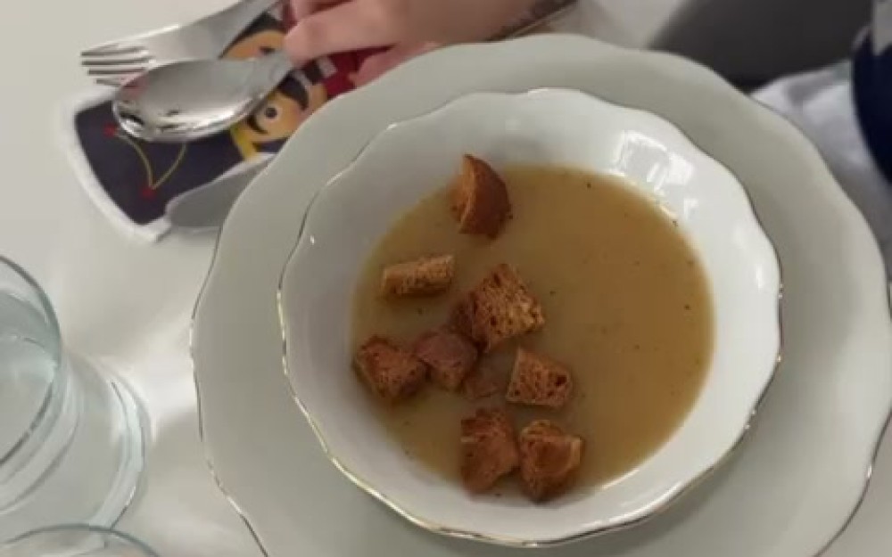 Çocuk kendi kaşığıyla yemeği neden daha kolay öğreniyor?